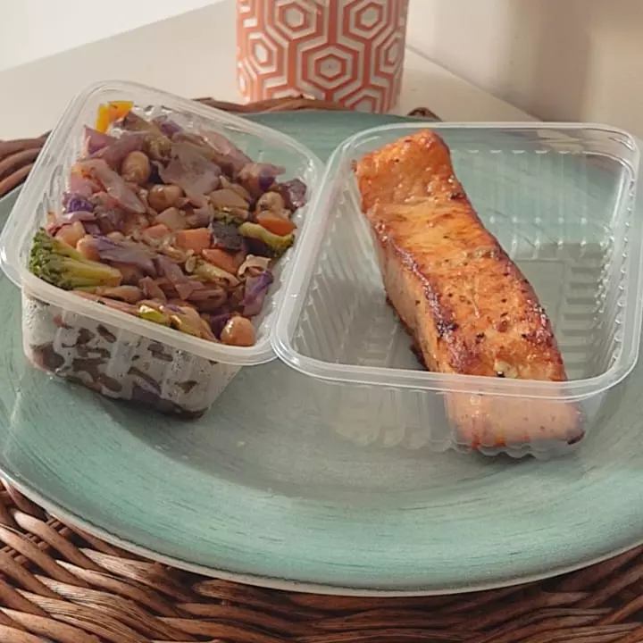 Salmão com salada de grão de bico(copy)