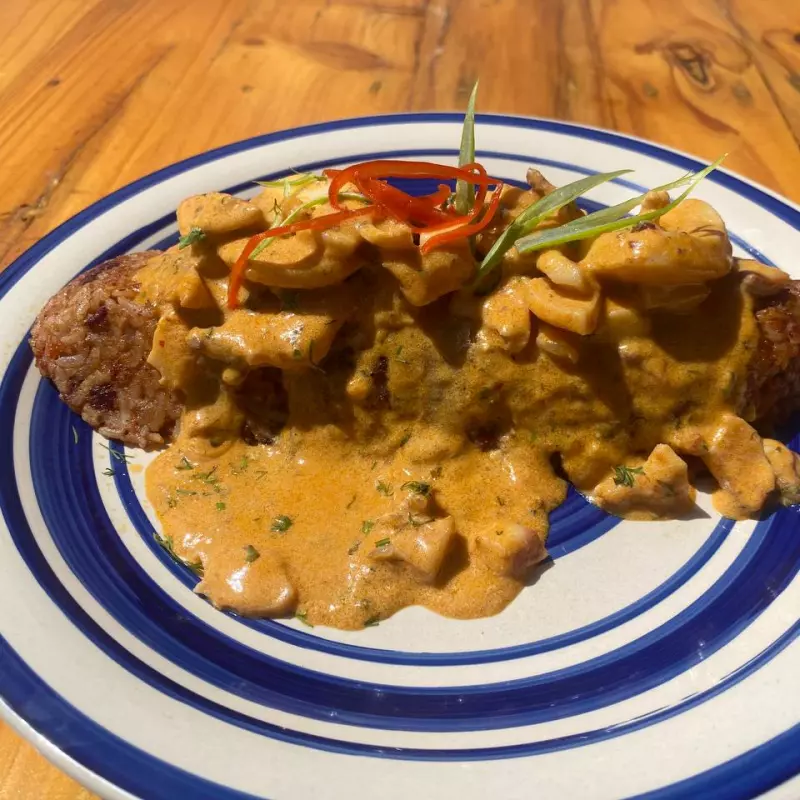 Tacu tacu en salsa de mariscos