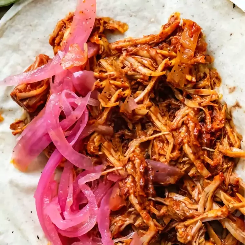 Huarache de cochinita