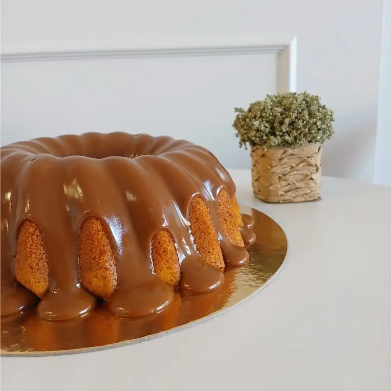 Bolo de cenoura com doce de leite