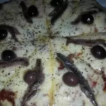• Pizza de Anchoas y Muzzarella