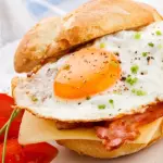 Sandwich Huevo, Tocineta y Queso