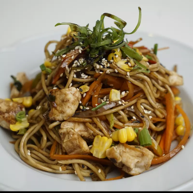 Chow mein de pollo