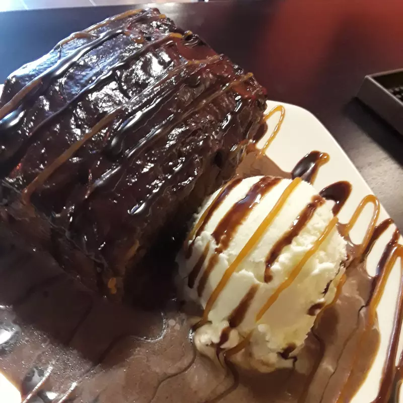 TORTA MOJADA DE CHOCOLATE CON HELADO