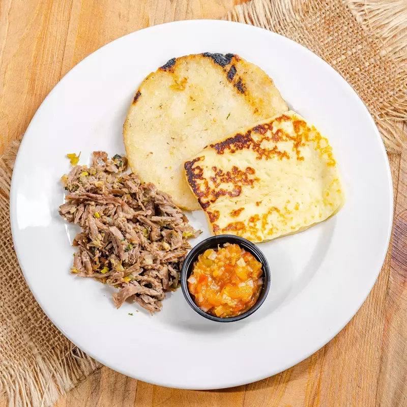 Arepa con carne desmechada