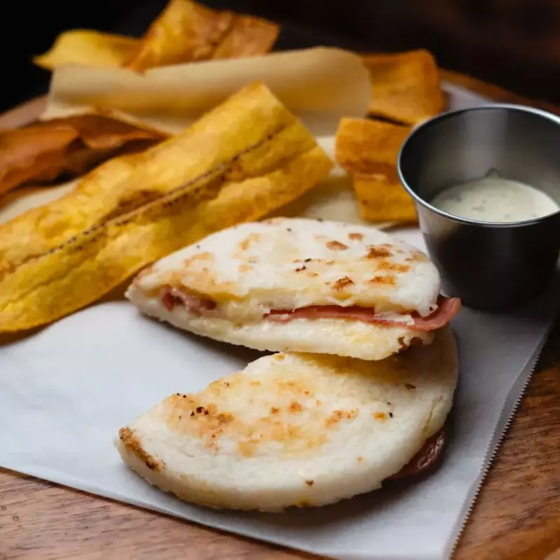 Arepa rellena de jamón y queso