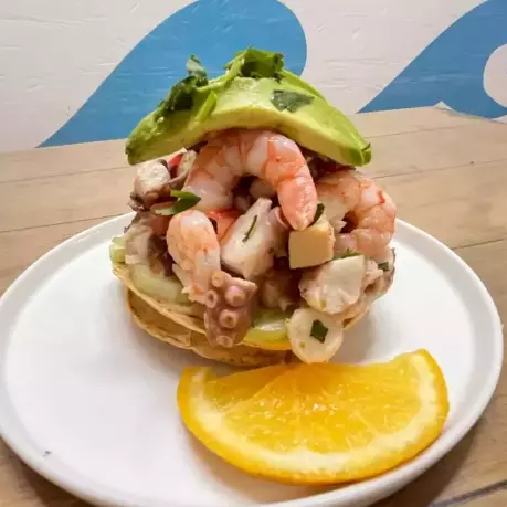 TOSTADA DE PULPO CON CAMARÓN ENTERO