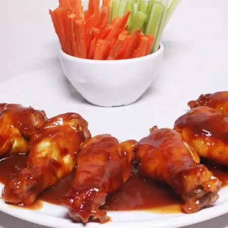 Alitas BBQ con salsas de la casa