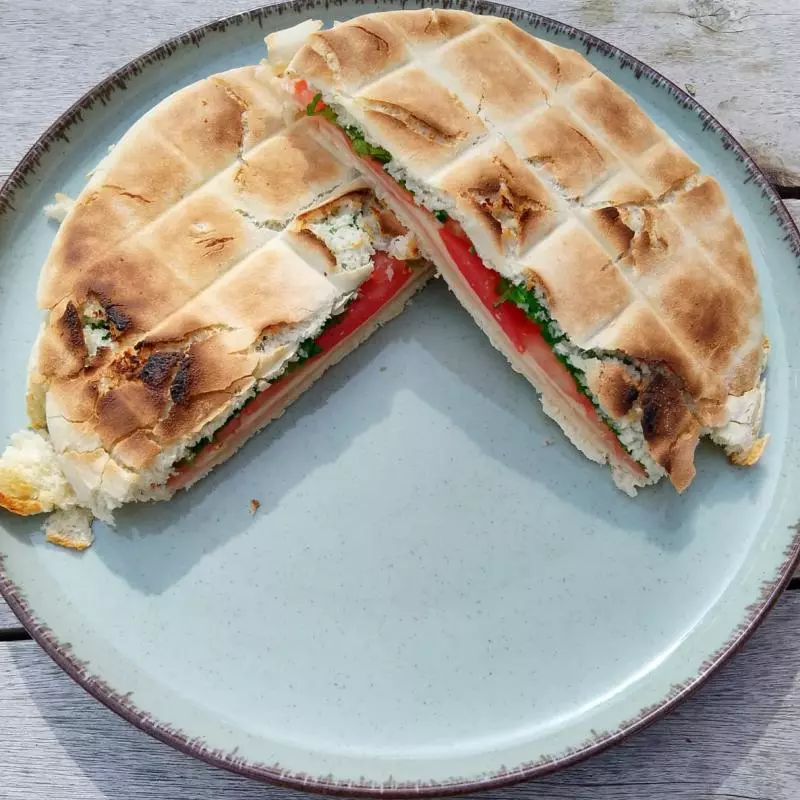 ARABE TOSTADO QUESO Y TOMATE