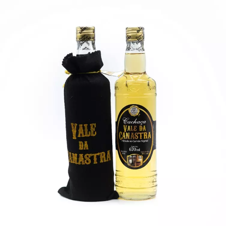 242 - Cachaça Ouro com Capa 670ml Vale da Canastra