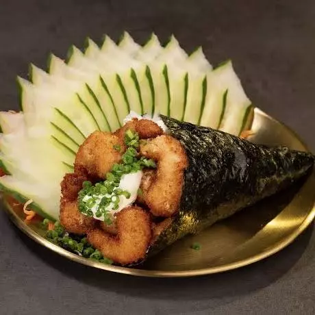 Temaki cru com camarão empanado