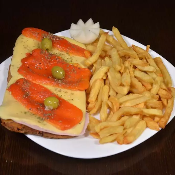 Milanesa de Jamón y Morrón con Papas Fritas
