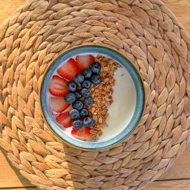 Yogurt griego con frutos del bosque