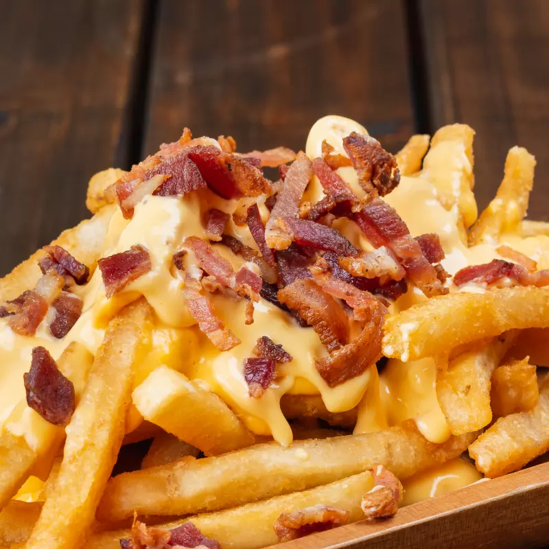PAPAS CON QUESO Y TOCINETA