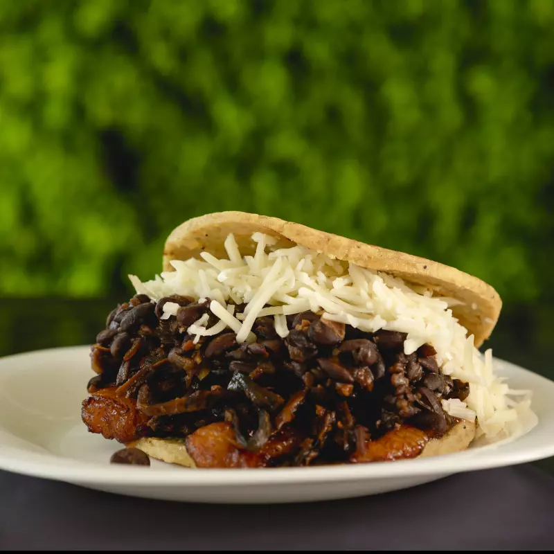 Arepa Asada Vegana con Pabellón