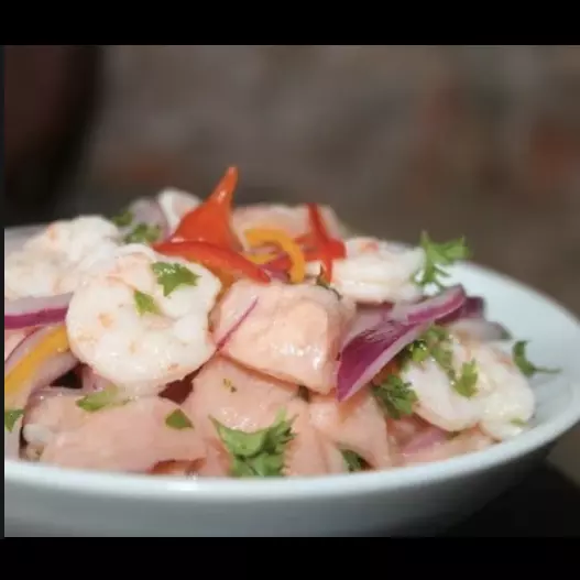CEVICHE SALMÃO E CAMARÃO