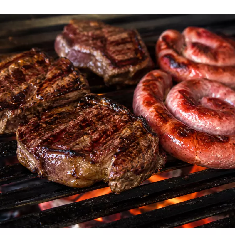 CARNE E TOSCANA ASSADA NA BRASA