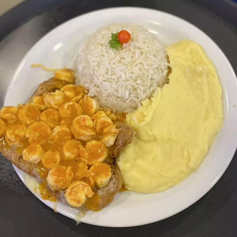 FILÉ DE PEIX A PARMEG. C/MOLHO D CAM