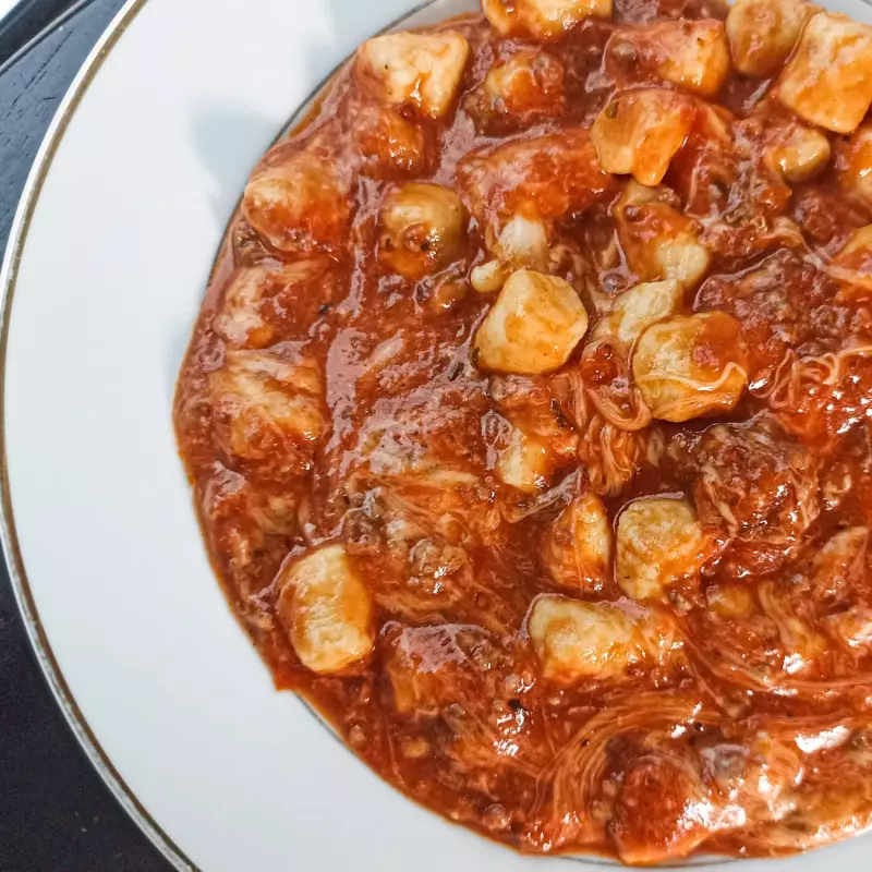 Nhoque ao molho de calabresa