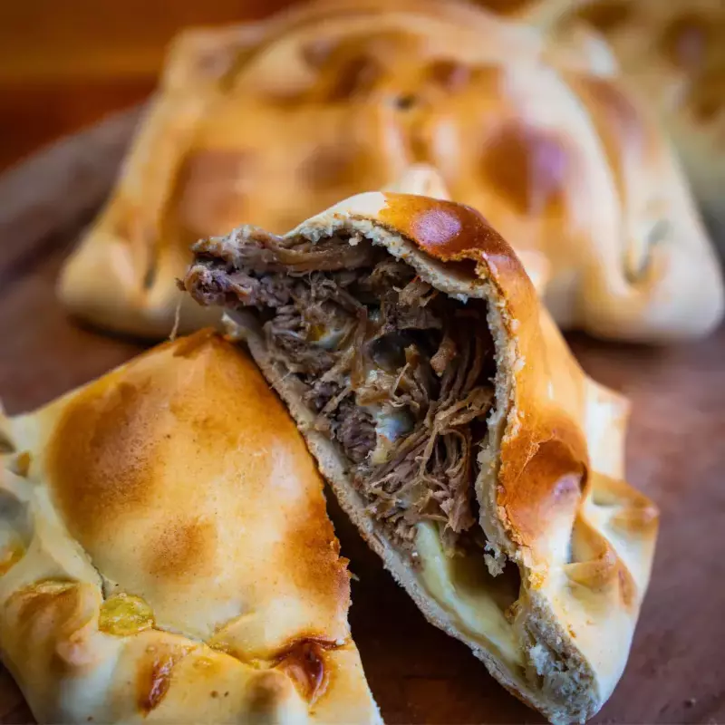 EMPANADA MECHADA QUESO