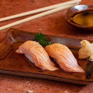 Niguiri Salmão maçaricado.