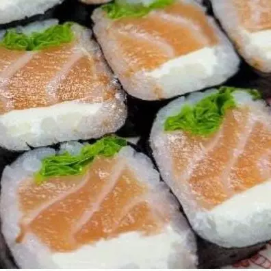 FUTOMAKI DE SALMÃO ALFACE (4UN)