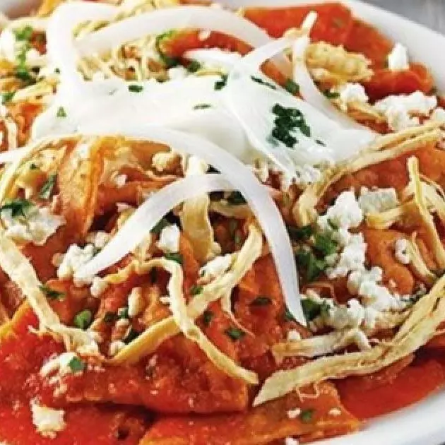 Chilaquiles rojos con pollo