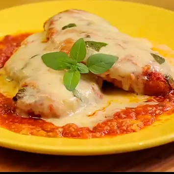 FILÉ DE FRANGO Á PARMEGIANA