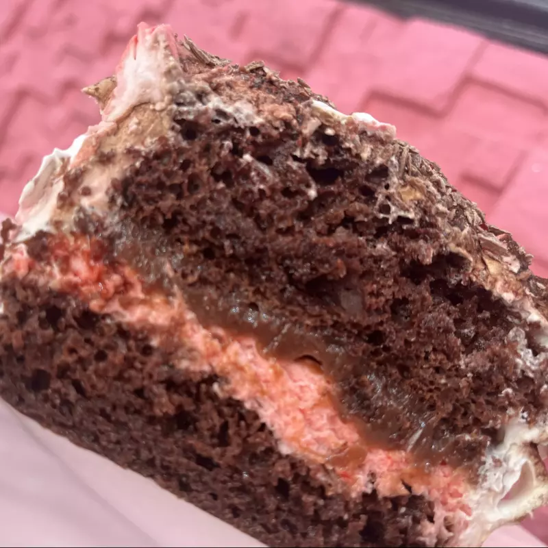 BOLO MOUSSE D MORANGO COM CHOCOLATE