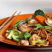 Yakissoba de carne com legumes