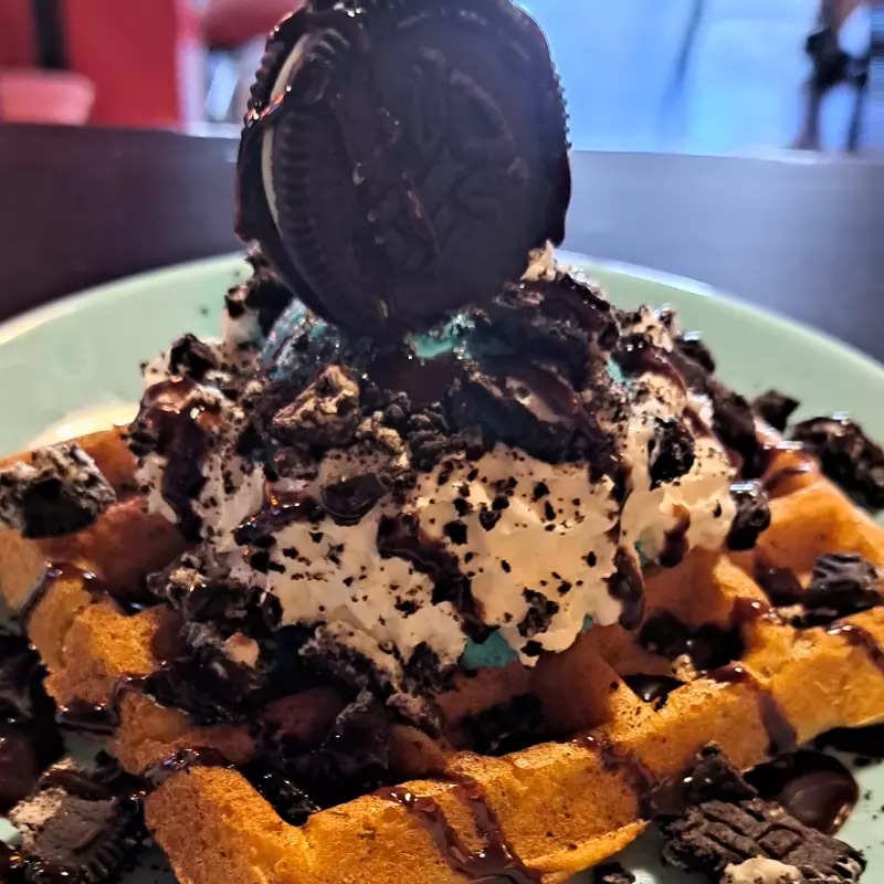 WAFFLES CON HELADO Y TOPINGS