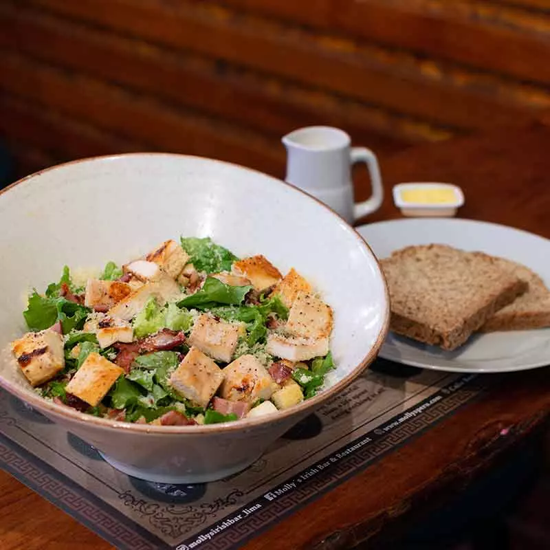 Ensalada César c/pollo a la plancha