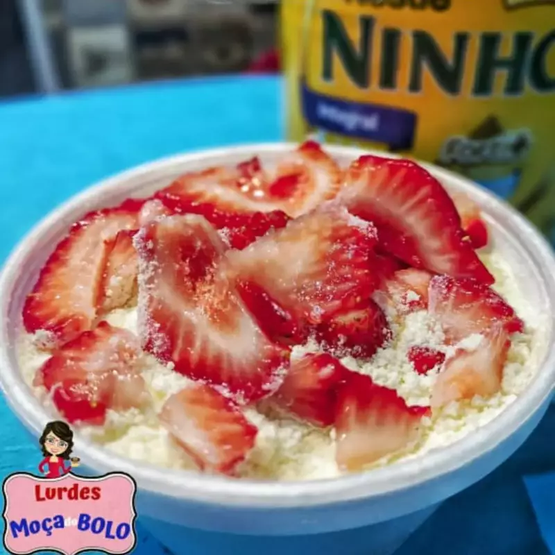 Bolo no pote Ninho com Morango