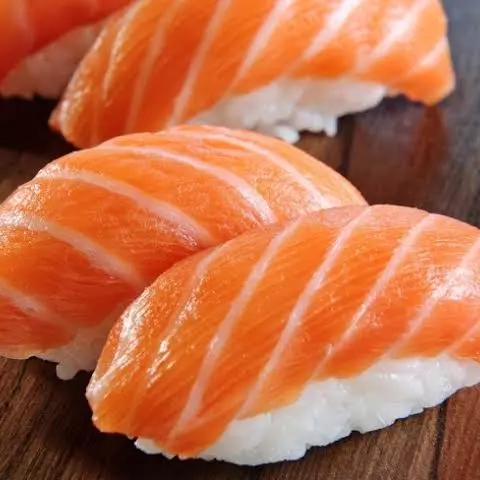 Sushi de salmão