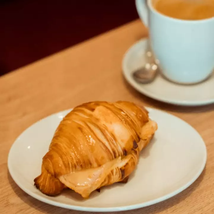 Croissant con jamon y queso