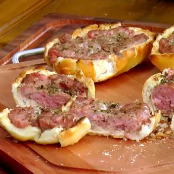 Pão com linguiça, requeijão e queijo