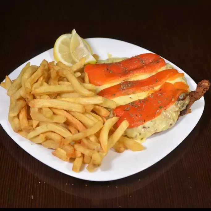 Suprema con Jamon y Morron con Papas Fritas