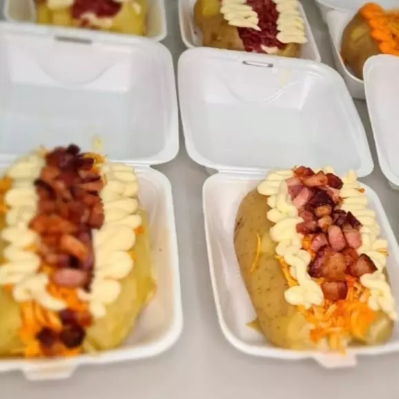 BATATA RECHEADA CALABRESA, REQUEIJÃO