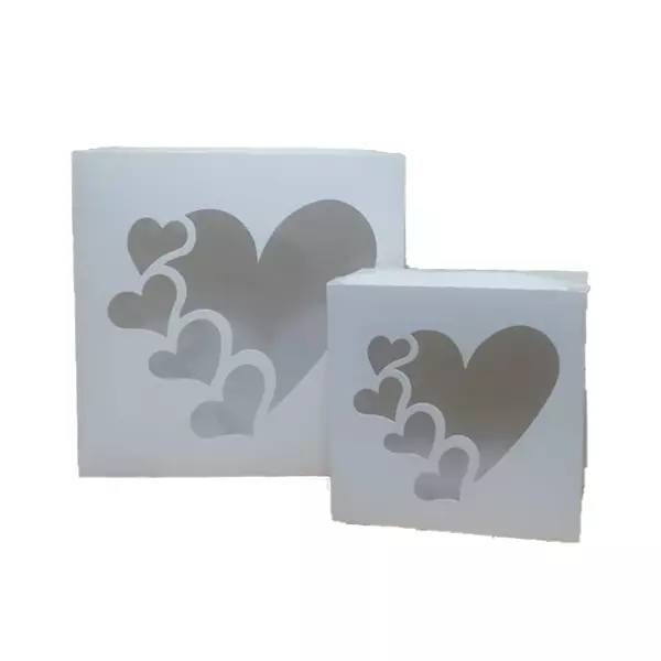 Caja de torta con visor de corazon