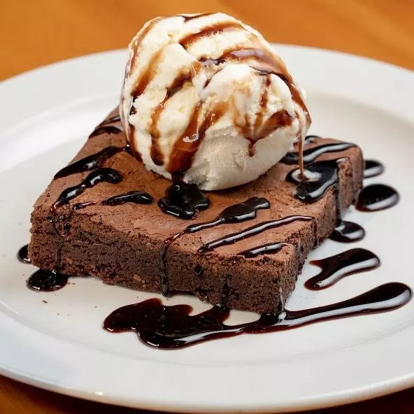 BROWNIE CON HELADO