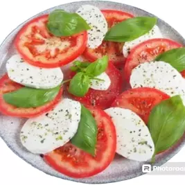 CAPRESSE, TOMATE MUZZARELLA Y ALBAHA
