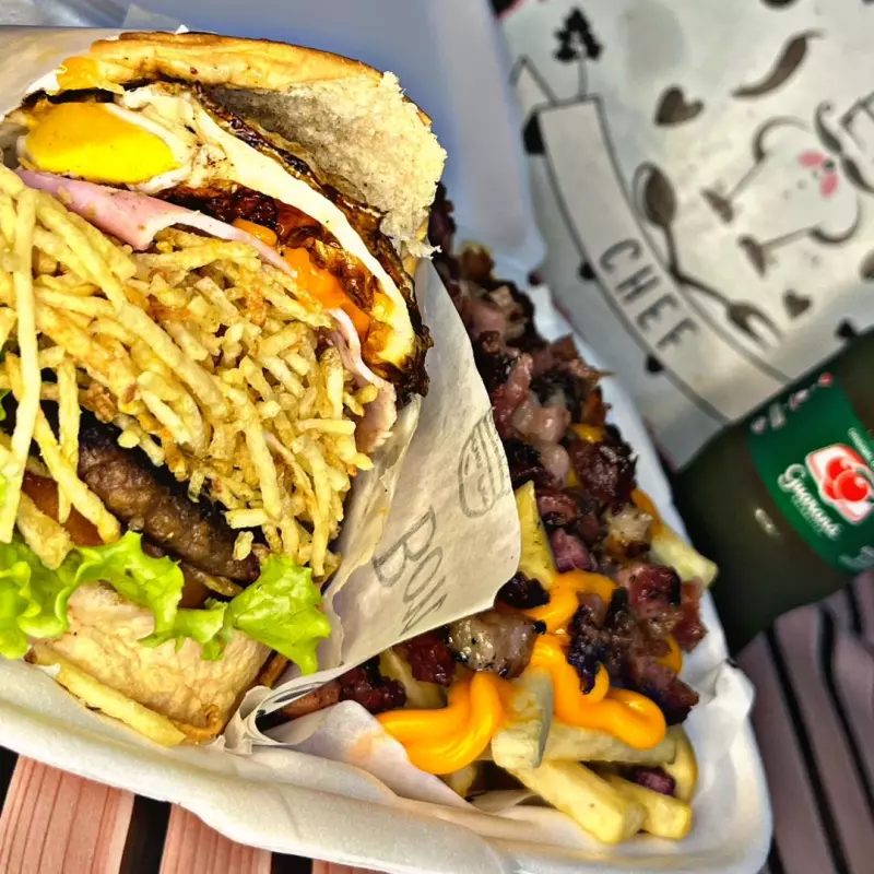 x eggs, fritas, bacon  e cheddar