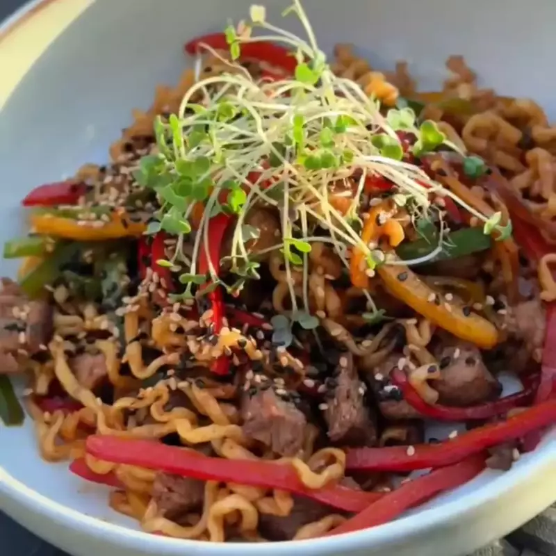 YAKISOBA CON LOMO O POLLO