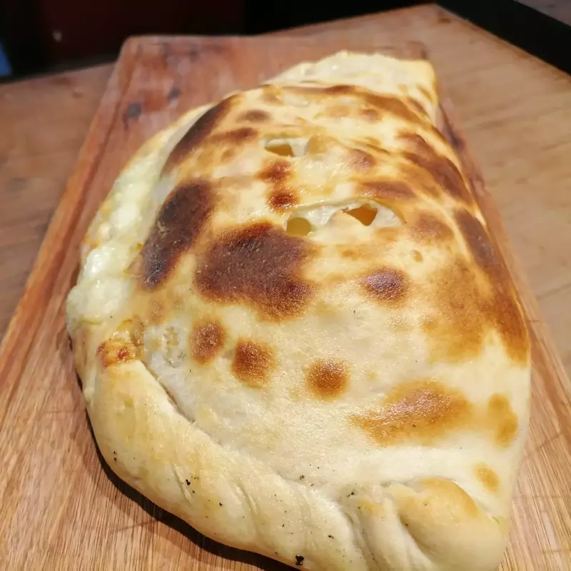 CALZONE 4 QUESOS