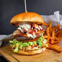 HAMBURGESA ESPECIAL CON PAPAS