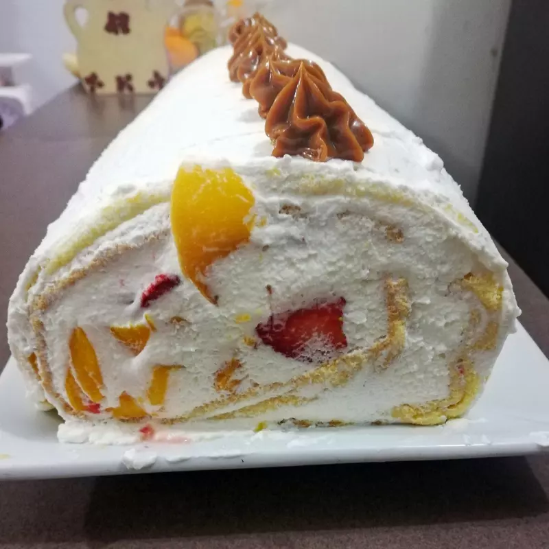 Pionono de Fresas y Duraznos