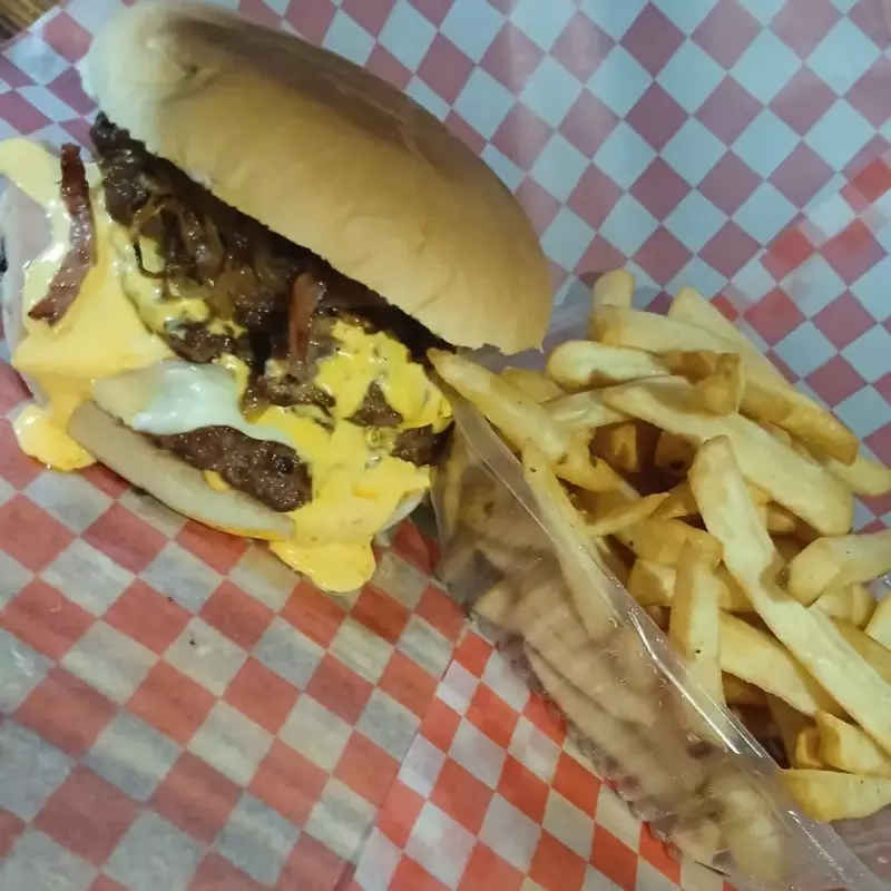 Hamburguesa casera triple c/papas