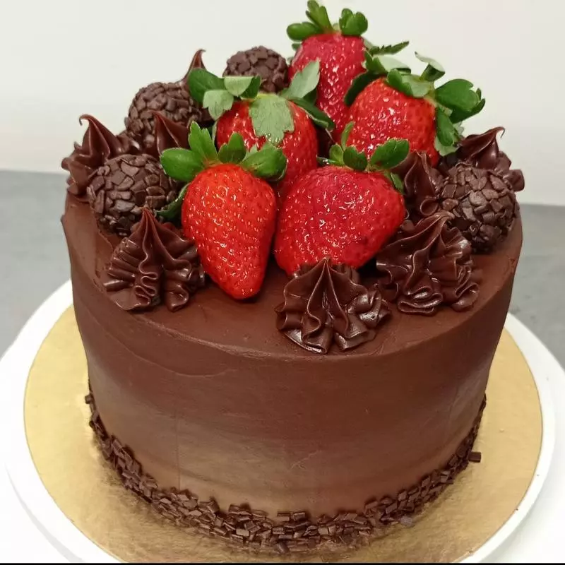 Bolo Vegano de Brigadeiro com Morango