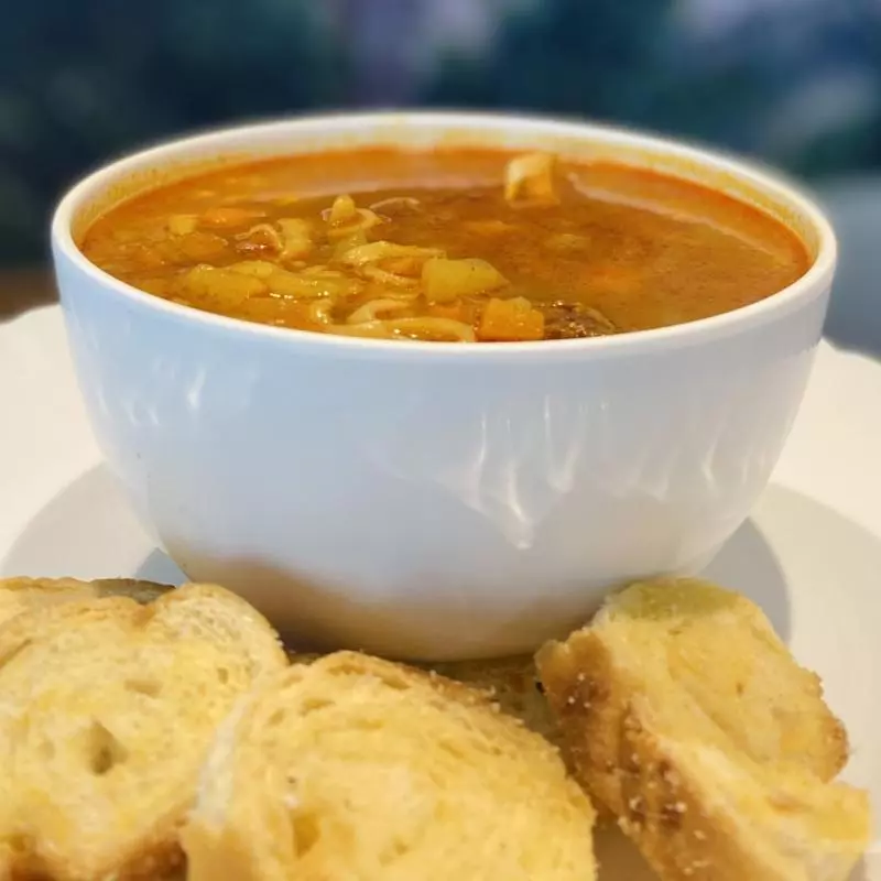Sopa de Carne c/ 1 Pão francês