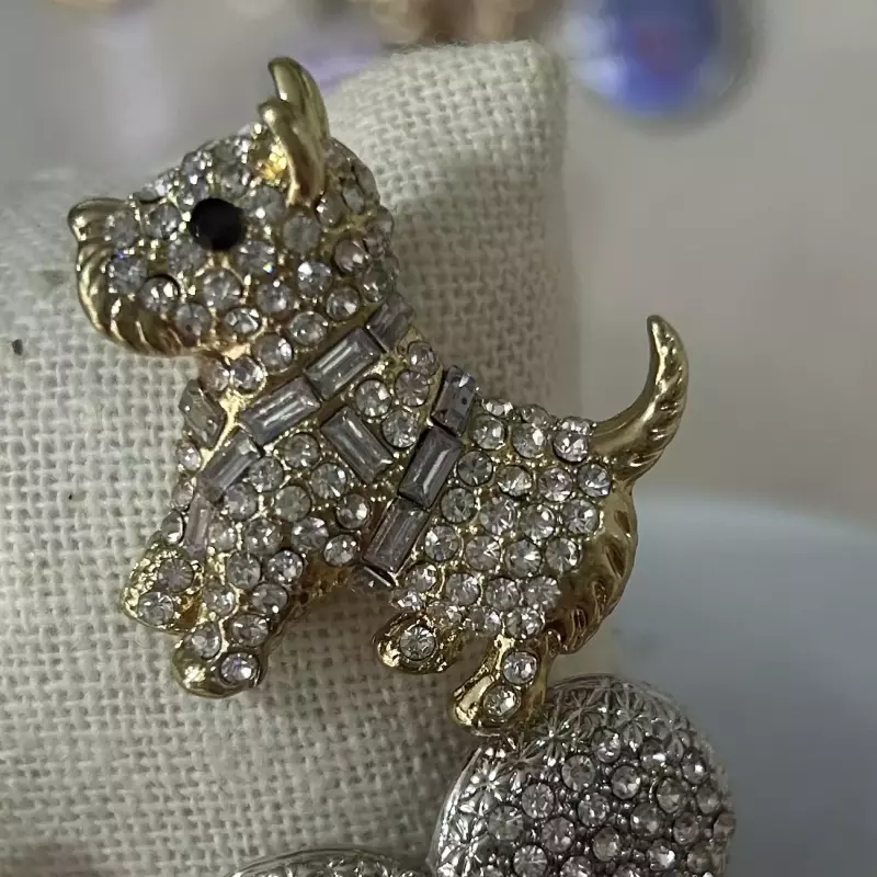 Prendedor perrito dorado